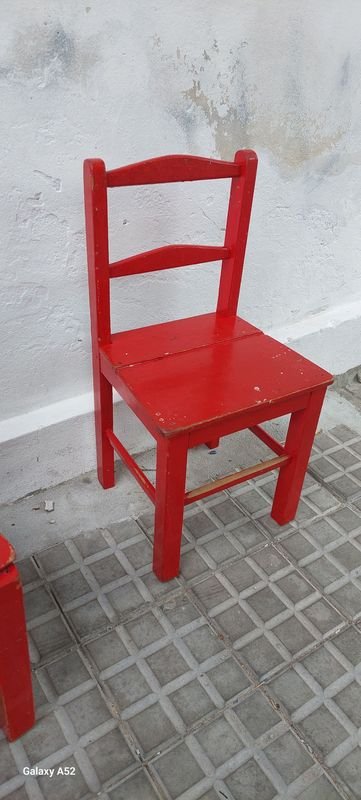 Silla infantil roja en buen estado - imagen 2