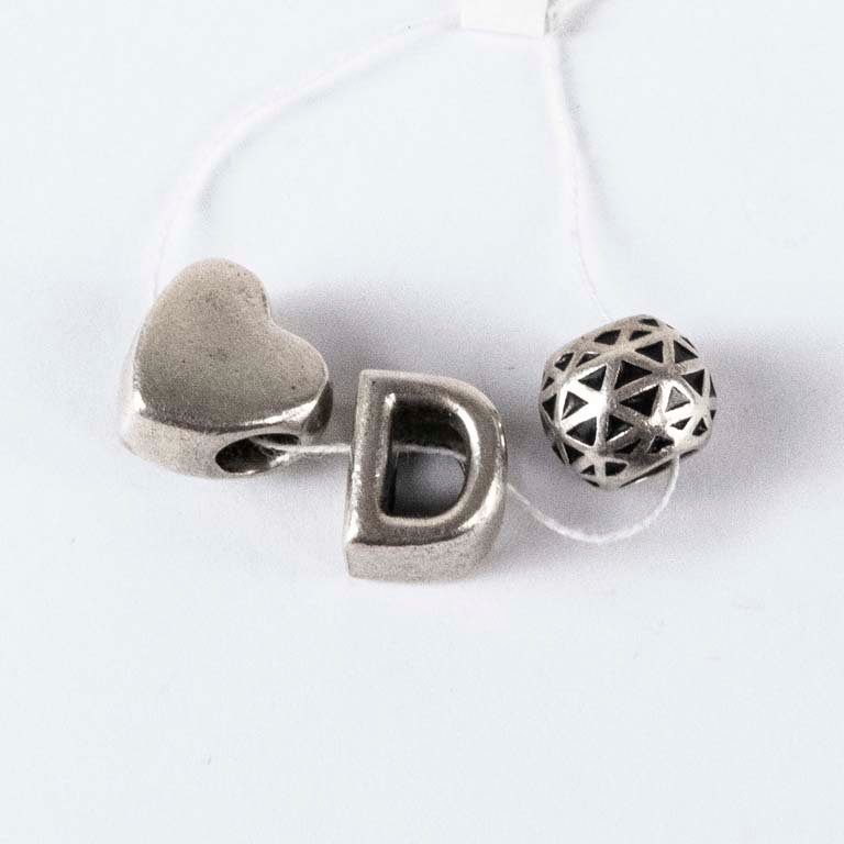 Pendientes de plata con diseño en forma de corazón y letra D - imagen 2