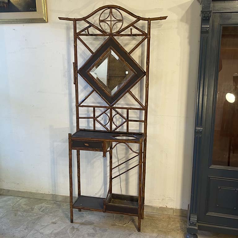 Lote siguiente: Perchero paragüero de pie con espejo, cajón y recipiente en chapa - Medidas: 95x24x196cm