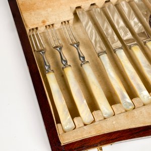 Estuche con Juego de Cubiertos para Postre Maple & Co, Mangos de Nácar - imagen 3