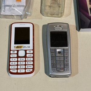 Lote de dos celulares analógicos y libro "1930: El Viaje" - imagen 2