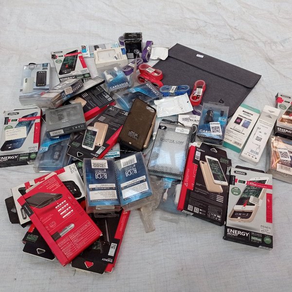 Lote de protectores para celular y funda para tablet. - imagen 1