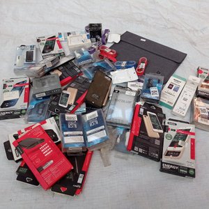 Lote anterior: Lote de protectores para celular y funda para tablet.