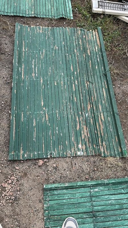 Lote anterior: Muebles de Madera Verdes con Pintura Descascarada