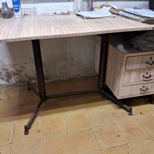 Lote de 2 escritorios de madera y hierro con cajoneras - imagen 5