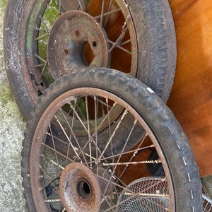 Lote siguiente: Juego de Ruedas Antiguas para Moto o Bicicleta