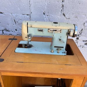 Antigua Máquina de Coser Suprema con Mueble de Madera - imagen 4