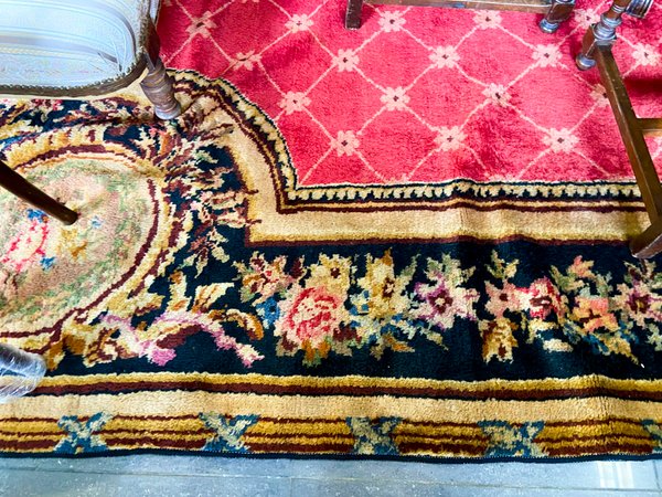 Alfombra Oriental con Diseño Floral y Bordes Decorativos
