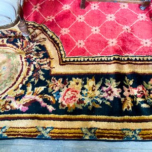 Lote siguiente: Alfombra Oriental con Diseño Floral y Bordes Decorativos