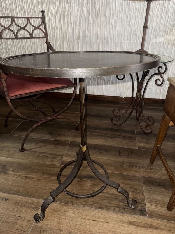 Lote siguiente: Mesa tipo cervecera en hierro para decorar tu hogar