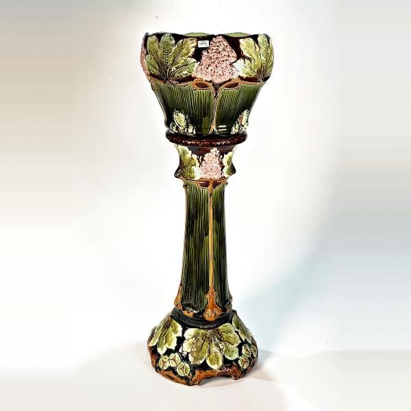 Macetero de Mayólica Verde con Pedestal y Decoración Floral