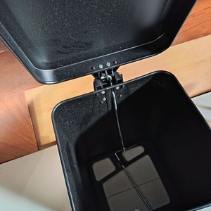Porta Residuos Negro con Pedal y Mini Banquito Plegable de PVC - imagen 6