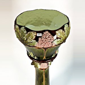 Macetero de Mayólica Verde con Pedestal y Decoración Floral - imagen 3