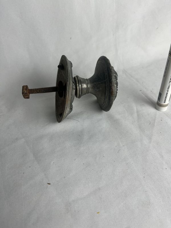 Manotón de bronce: Un objeto de metal con diseños intrincados - imagen 4