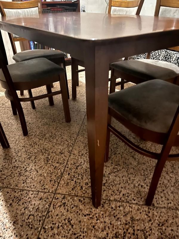 Juego de Comedor Mesa Rectangular de Madera en Tono Roble Oscuro Seis Sillas Respaldo de Madera Asiento Tapizado - imagen 2