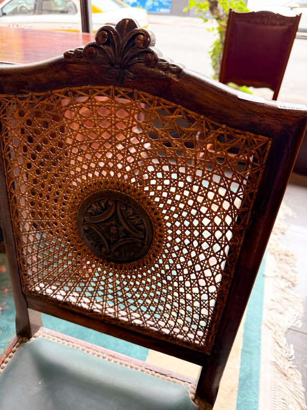 Mueble de madera tallada estilo antiguo con detalles de rejilla y vidrio - imagen 1