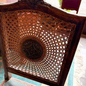 Lote siguiente: Mueble de madera tallada estilo antiguo con detalles de rejilla y vidrio