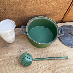 OLLA DE ESMALTE CON VASOS PLASTICOS Y CICHARON - imagen 2