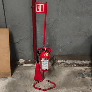 Lote siguiente: Extintor con Soporte de Piso y Señalización Superior