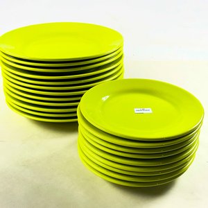 Lote anterior: Veintiún Platos de Cerámica Verde Liso para Postre