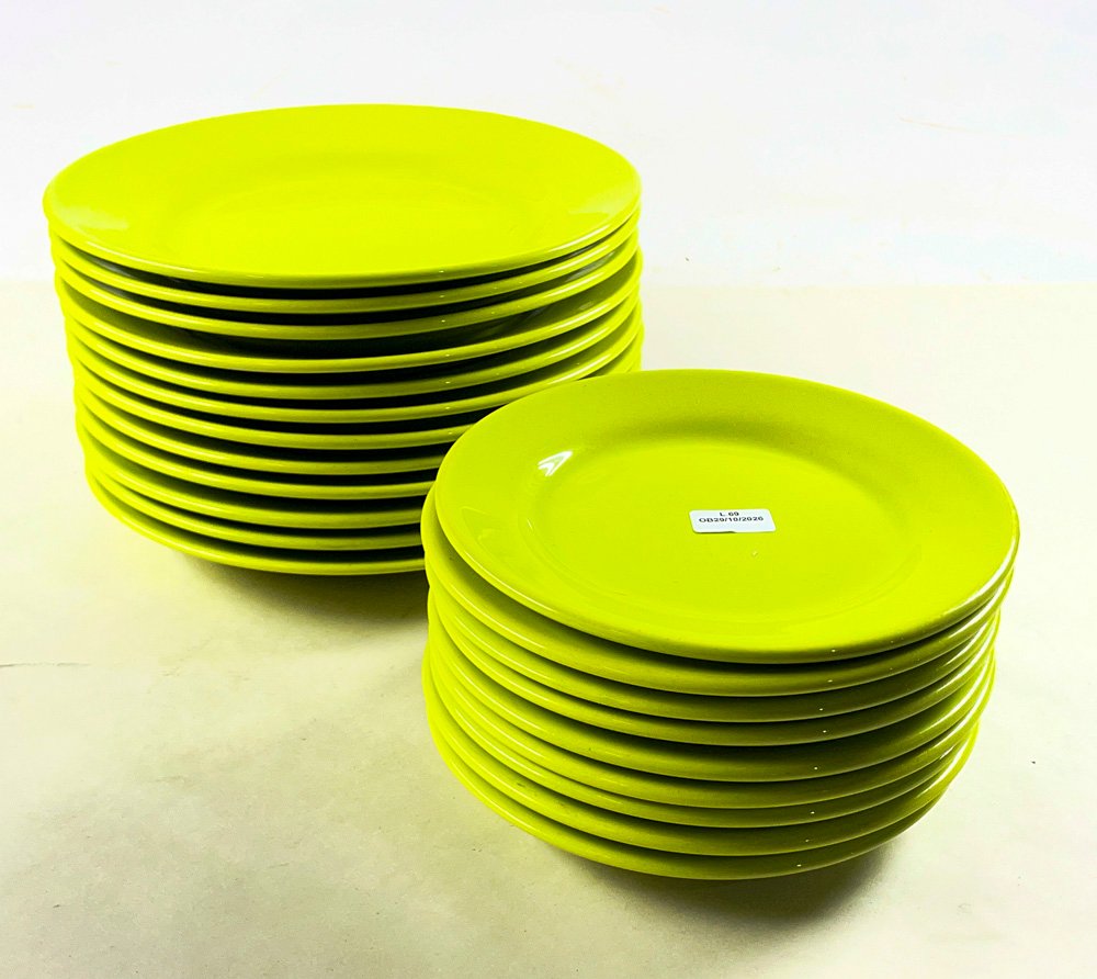 Veintiún Platos de Cerámica Verde Liso para Postre