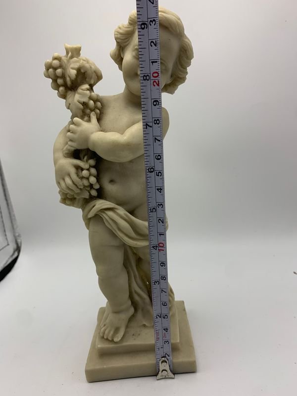 Figura decorativa de niño con racimo de uvas - imagen 3