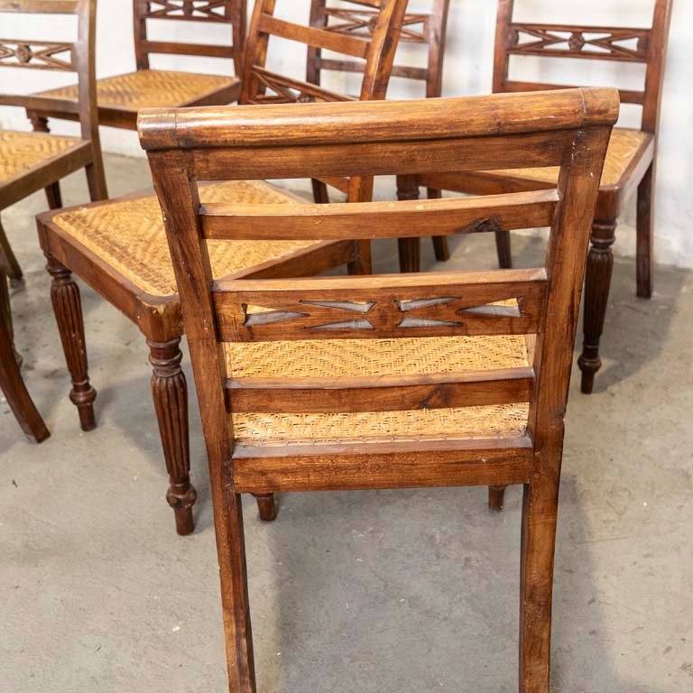 Sillas de madera con respaldos tallados y asientos de ratán - imagen 3
