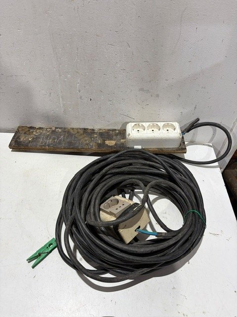 Dos alargues de cable de varios metros
