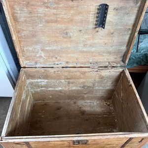 Antiguo Baúl de Pino Blanco con Herrajes Metálicos - imagen 2