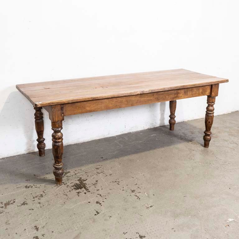 Lote siguiente: Mesa de comedor rústica con patas torneadas