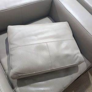 Sillón Contemporáneo "Camerich USA" en Cuero Gris con Base de Madera Maciza - imagen 4