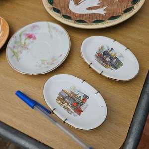 Lote de 8 Platos Decorativos de Porcelana y Cerámica con Escenas Variadas - imagen 4