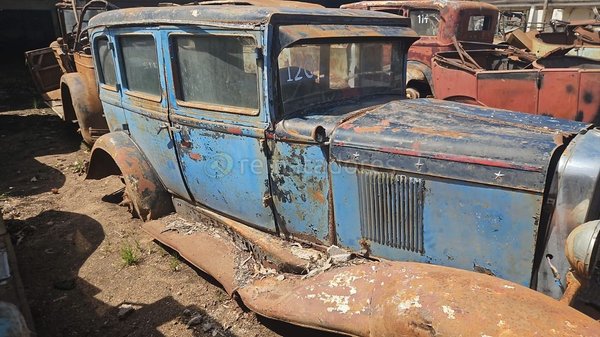 Automóvil Antiguo Azul para Restaurar - imagen 1