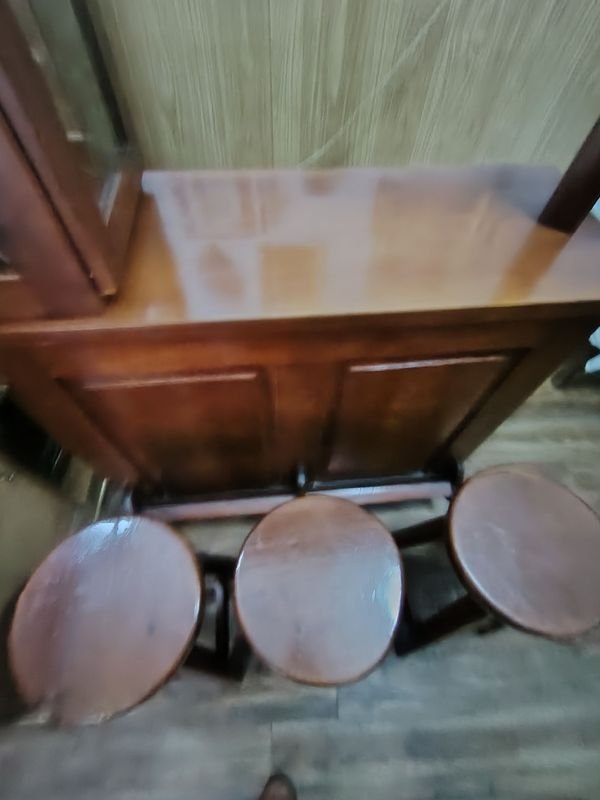 Tres taburetes de madera maciza laqueada