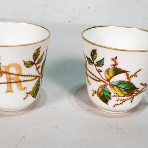 Seis piezas de porcelana inglesa Johnson Bros: platos, pocillos y base floral - imagen 2