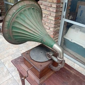 Gramófono Antiguo con Bocina Exterior Decorada - imagen 10