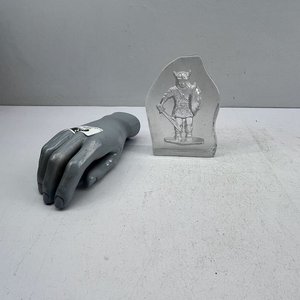 Lote siguiente: Figura Vikingo Tallado en Vidrio de Roca