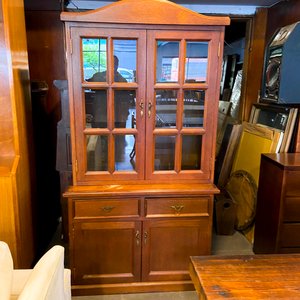 Lote siguiente: Vitrina Antigua de Madera con Puertas de Vidrio y Cajones