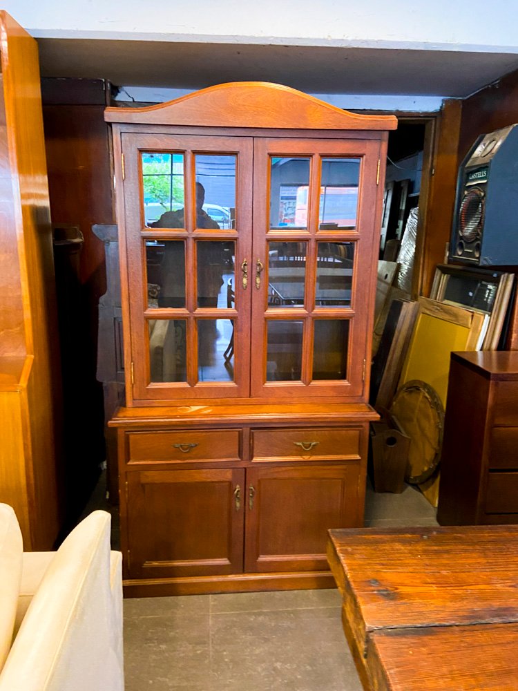 Vitrina Antigua de Madera con Puertas de Vidrio y Cajones
