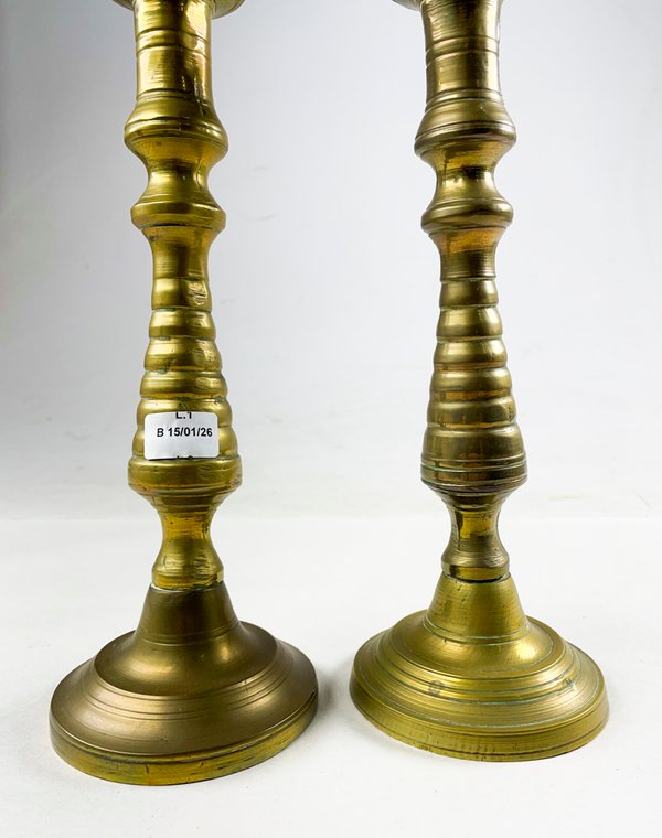 Candeleros en bronce con diseño ornamentado - imagen 3