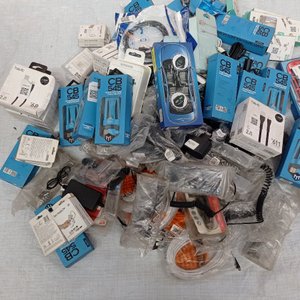 Caja con gran cantidad de cables diferentes - imagen 3
