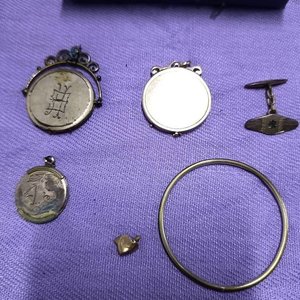 Lote de Piezas de Oro y Enchapados: Dijes, Gemelos y Aro - imagen 1