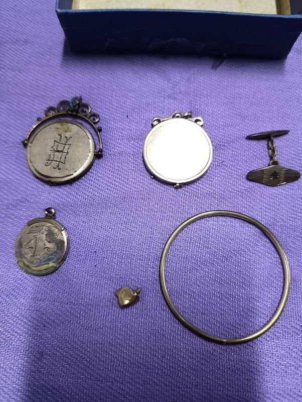 Lote de Piezas de Oro y Enchapados: Dijes, Gemelos y Aro