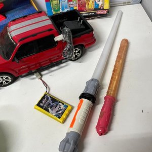 Lote de Juguetes: Camioneta Ford a Batería, Pistola de Agua, Espada, Yoyó y Juego de Cartas - imagen 8