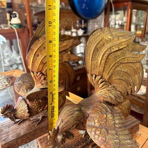 Pareja de Gallos Decorativos en Bronce con Bases de Madera Antigua - imagen 9