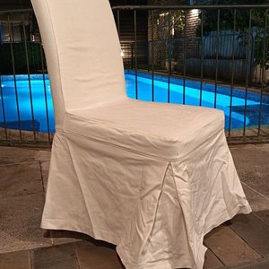 Lote siguiente: 6 Fundas de Tela Beige para Sillas - Con Detalles de Uso