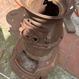 Lote siguiente: Salamandra Antigua de Hierro Fundido