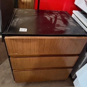 Lote siguiente: Cajonera Marrón y Negra con 3 Cajones