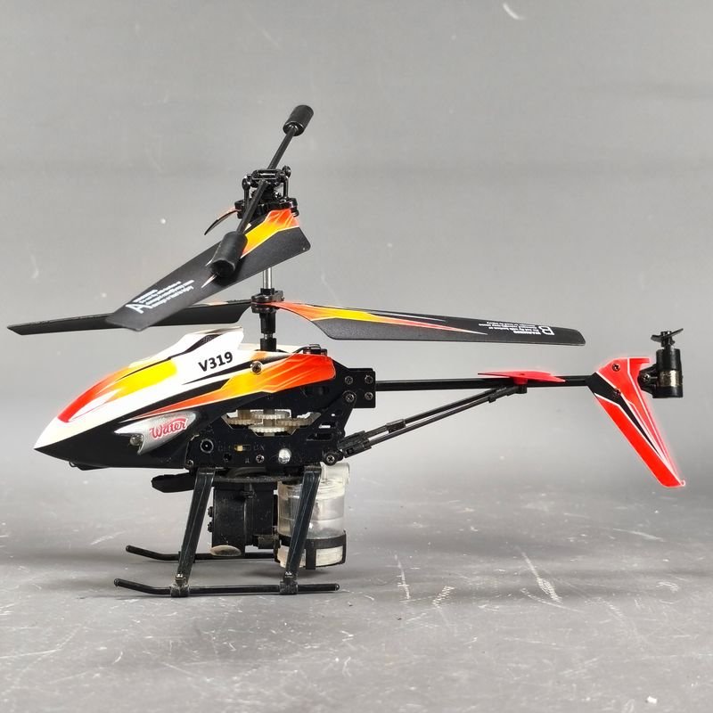 Helicóptero controlado a distancia con lanzamiento de agua - imagen 3