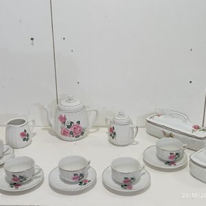Lote anterior: Conjunto de Cerámica con Motivos Florales: Tetera, Lechera, Azucarera y Más